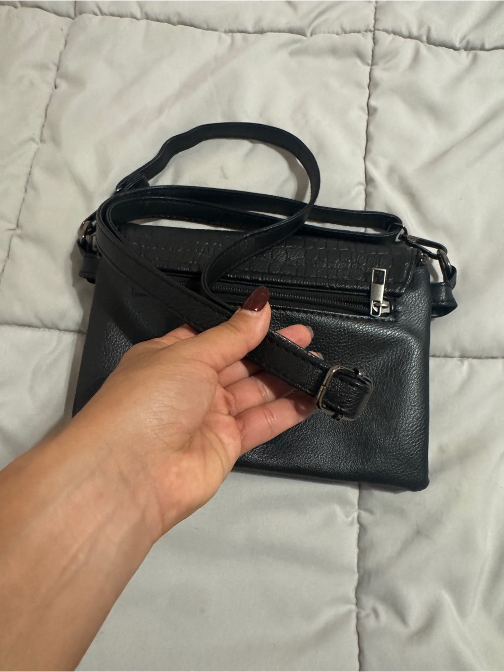 Black Croc-Texture Crossbody Bag - Picture 8 of 9